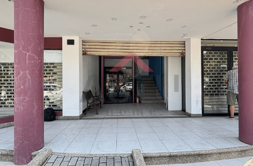 Se alquila Local Comercial Frente al parque de Urdesa