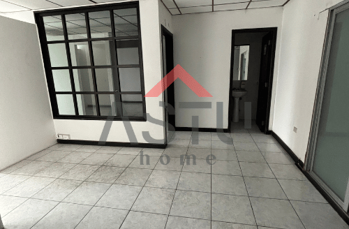 Se alquila Local Comercial Frente al parque de Urdesa