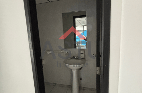 Se alquila Local Comercial Frente al parque de Urdesa