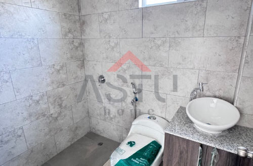 Se Vende Casa de Estreno en  Urb Porton del Río  Av. León Febres Cordero