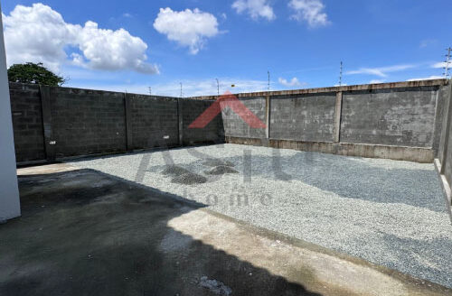 Se Vende Casa de Estreno en  Urb Porton del Río  Av. León Febres Cordero