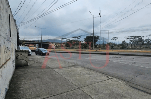 Se Alquila Terreno en la Av Juan Tanca Marengo